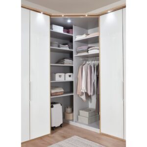 Rohový modul s rozmermi 130 x 127 cm, s 2 krídlovými dverami, korpus v dekore dub bianco, biele sklenené dvere, úchytky v chrómovej úprave