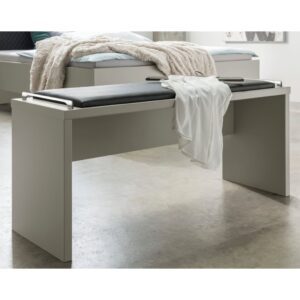 Lavica do spálne MONTREAL, korpus v dekore kamienkovo sivá, čalúnenie z umelej kože v antracitovej farbe, úchytky v lesklom chróme