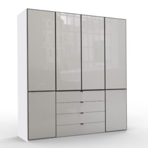 Funkčná skriňa MONTREAL so 4 krídlovými dverami a 4 zásuvkami, fronty vo farbe kamienkovo sivá, úchytky, úchytkové profily a priečne lišty v čiernej farbe