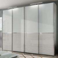Skriňa SHANGHAI 2 so 4 posuvnými dverami, korpus v bielej farbe, sklenené fronty v kombinácii farieb: biela a kamienkovo sivá