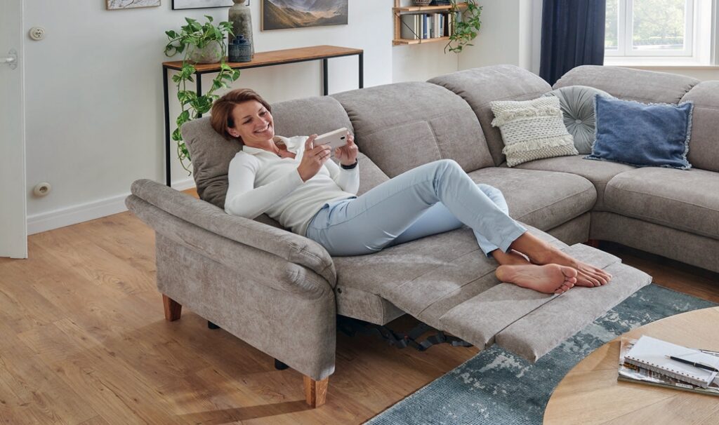 Rohová sedačka s funkciou relax WESTFALEN (Nemecko): motorizované polohovacie kreslo (recliner) v pololežiacej polohe
