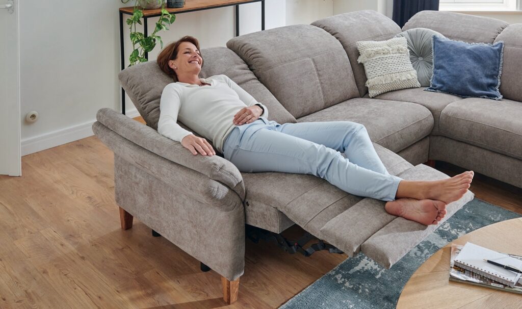 Rohová sedačka s funkciou relax WESTFALEN (Nemecko): motorizované polohovacie kreslo (recliner) v odpočinkovej polohe