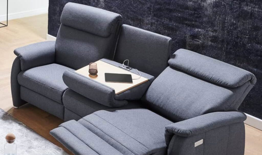 Modulárna sedačka s funkciou relax WESTFALEN (Nemecko): trapézový medziprvok so stolíkom / USB / zásuvkou