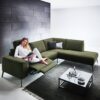 Rohový gauč, relax, zelená látka, od WESTFALEN (Nemecko): motorizované polohovacie kreslo (recliner) v polohe na čítanie