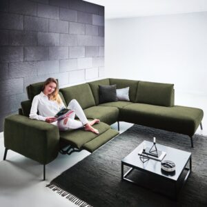 Rohový gauč, relax, zelená látka, od WESTFALEN (Nemecko): motorizované polohovacie kreslo (recliner) v polohe na čítanie