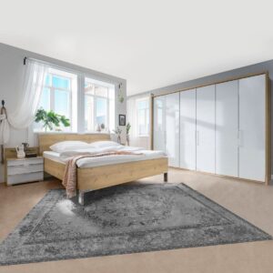 Spálňa LOFT s bielou panoramatickou skriňou bez zásuviek a posteľou v dekore dub bianco