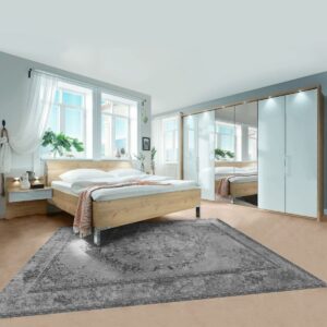 Spálňa LOFT s posteľou v dekore dub bianco, bielymi sklenenými dverami skrine a zrkadlom