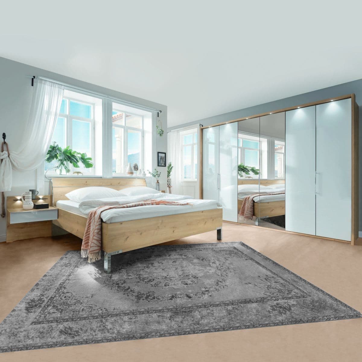 Spálňa LOFT s posteľou v dekore dub bianco, bielymi sklenenými dverami skrine a zrkadlom