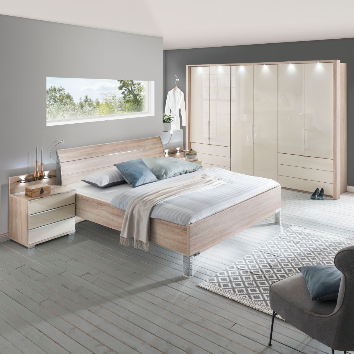 Spálňa LOFT s posteľou v dekore dub pílený a skriňou so skladacími dverami vo farbe magnólia