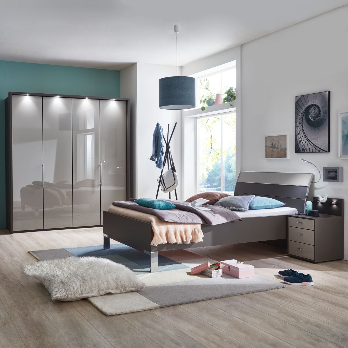Spálňa LOFT so skriňou so skladacími dverami v kamienkovo sivej farbe a posteľou v dekore havanna