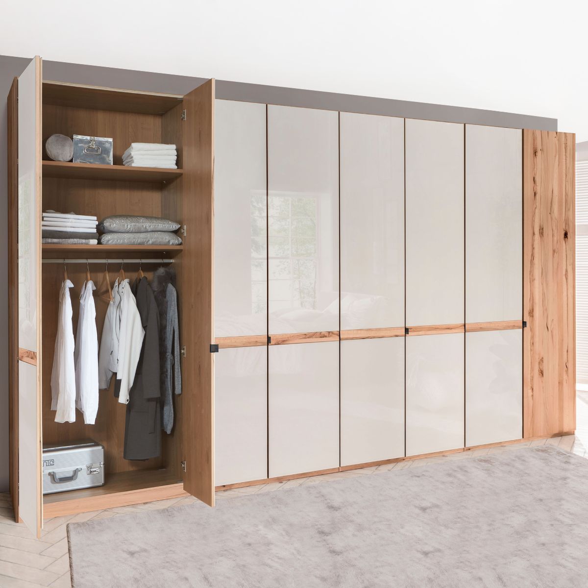 8-dverová skriňa LIVORNO 400 cm s otvorenými dverami a vnútorným vybavením